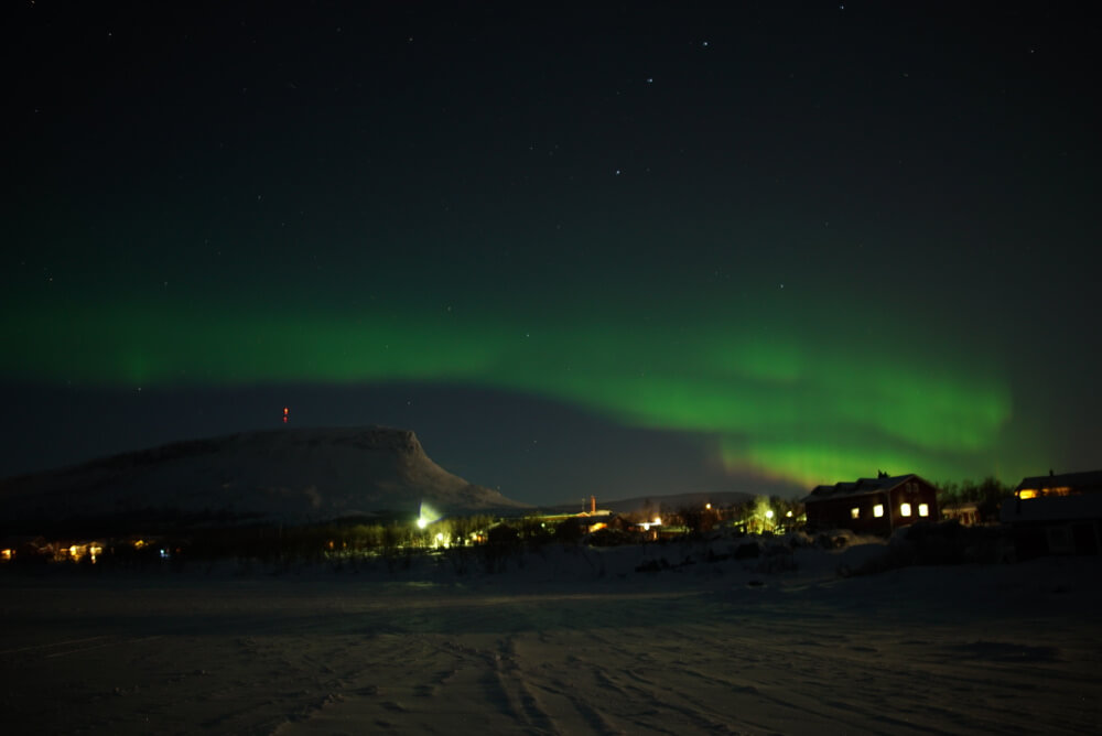 revontulia Ala-Kilpisjärven jäältä katsottuna